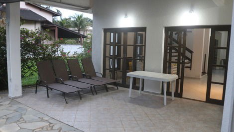 House in Bertioga Condominium 4 suites 800mts from the beach