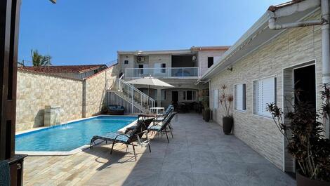 Área da piscina com vista da casa