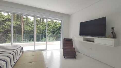 Beautiful and charming house for rent in condominium.