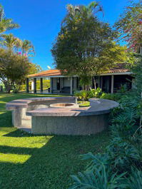 Finca con piscina y cancha de futbol en Igaratá