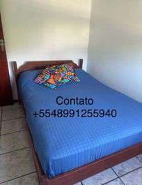 Quarto com cama de casal