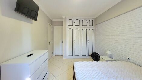 Apartamento na quadra da Praia das Pitangueiras - Ar Cond - 6 Pessoas