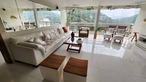 Pitangueiras penthouse with 3 suites, sea view, 3 parking spaces, A/C, 100 m from the sea