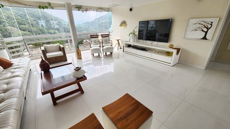 Pitangueiras penthouse with 3 suites, sea view, 3 parking spaces, A/C, 100 m from the sea