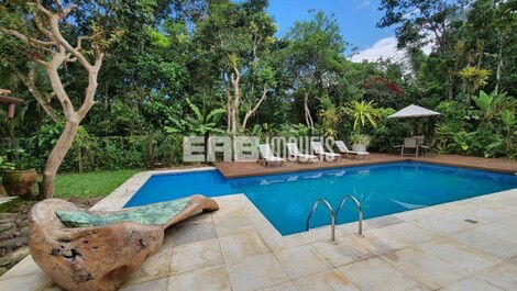 Casa de alto padrão, com piscina, na praia de Itamambuca, Ubatuba