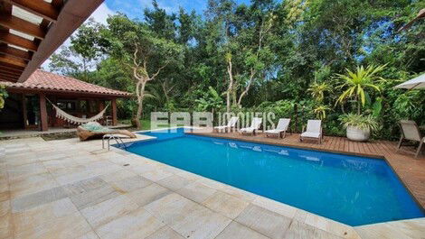 Casa de alto padrão, com piscina, na praia de Itamambuca, Ubatuba