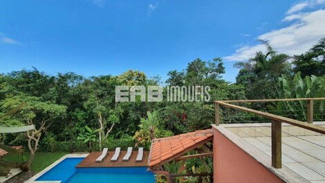 Casa de alto padrão, com piscina, na praia de Itamambuca, Ubatuba