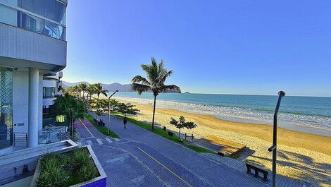 Seafront Apartment with 4 bedrooms in Meia Praia