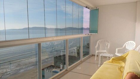 Apartamento con hermosa vista al mar en Meia Praia