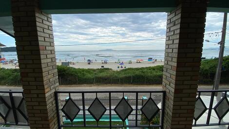 Beautiful seafront house in Praia de Palmas/SC.