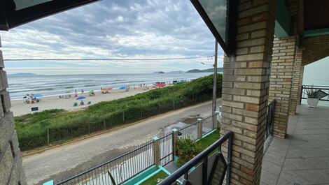 Beautiful seafront house in Praia de Palmas/SC.