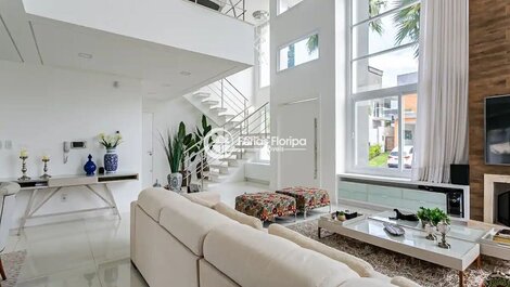 Comfort and Luxury in this Beautiful House in a Gated Community in Floripa