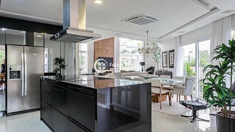 Comfort and Luxury in this Beautiful House in a Gated Community in Floripa