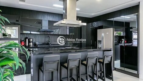 Comfort and Luxury in this Beautiful House in a Gated Community in Floripa