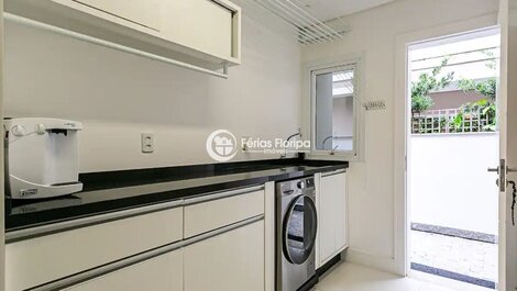 Comfort and Luxury in this Beautiful House in a Gated Community in Floripa