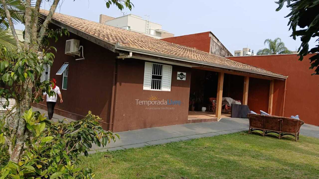 Casa para alquiler de vacaciones em Guaratuba (Praia Central)