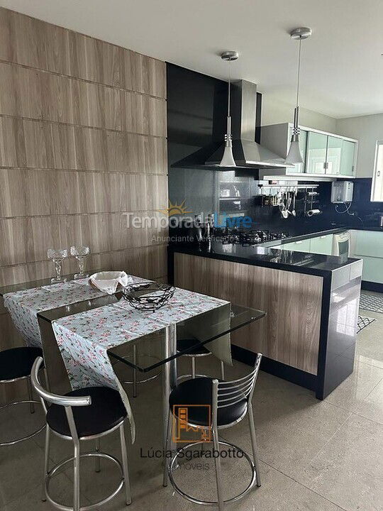 Apartamento para aluguel de temporada em Balneário Camboriú (Centro)