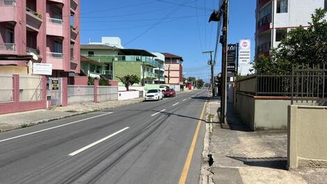 Gran apartamento de 2 dormitorios con aire acondicionado, WI-FI, a 50 m del mar, garaje.