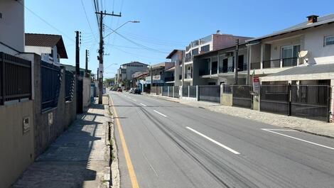 Ótimo apto contendo 2 quartos com AC, WI-FI, 50m do mar, garagem