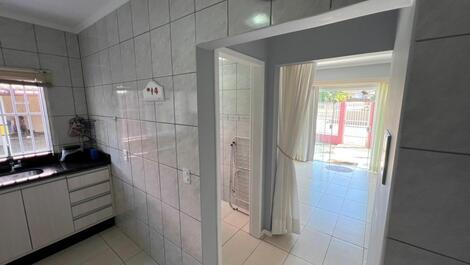 Ótimo apto contendo 2 quartos com AC, WI-FI, 50m do mar, garagem