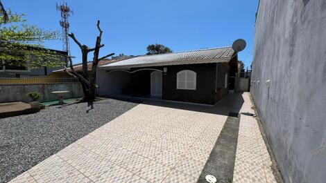 Excellent house, 3 bedrooms with AC, WI-FI, barbecue, 3 garages