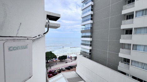 Four bedrooms, two of which are suites, beautiful seafront apartment.