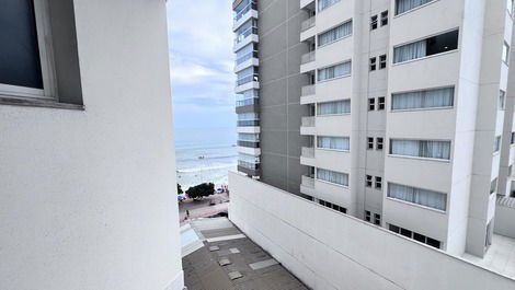 Quatro quartos sendo duas suítes lindo apartamento frente mar.