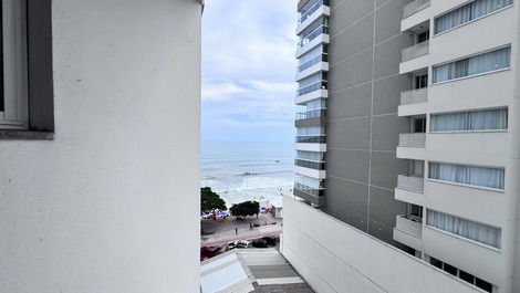 Quatro quartos sendo duas suítes lindo apartamento frente mar.