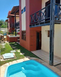 Duplex com jardim e piscina e churrasqueira