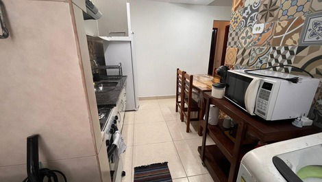 ACOGEDOR APARTAMENTO A 50 M DE PRAIA GRANDE - UBATUBA, PARA 6 PERSONAS