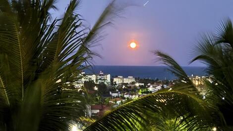 O nosso duplex tem uma linda vista do mar...a super lua