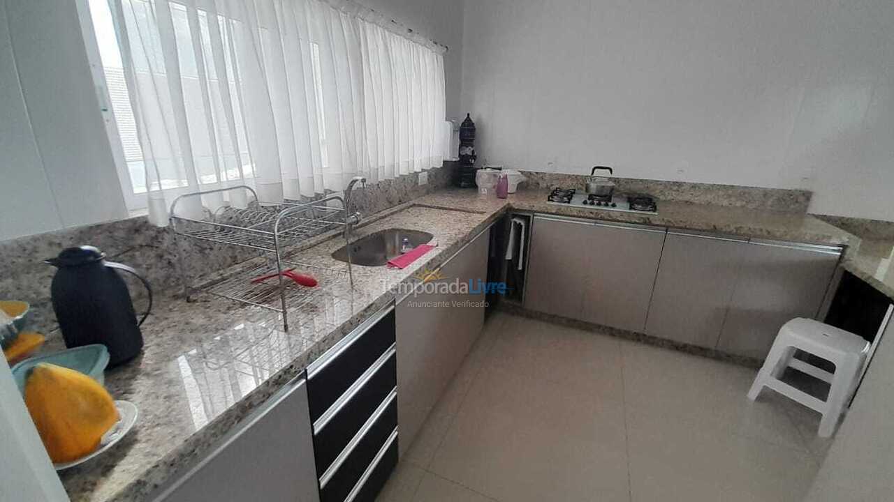 Apartamento para aluguel de temporada em Itapema (Meia Praia)