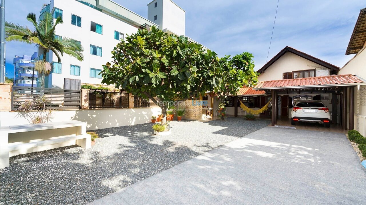 Casa para aluguel de temporada em Bombinhas (Praia de Bombas)