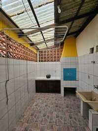 Area serviço com churrasqueira do apartamento