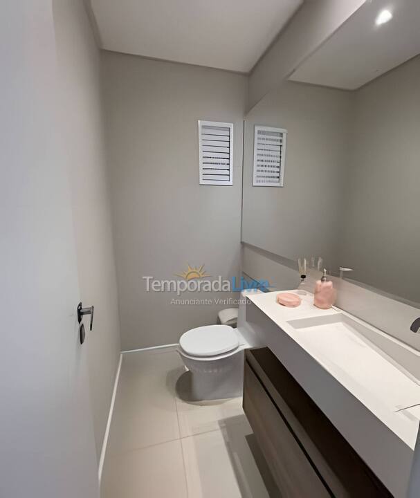 Apartamento para aluguel de temporada em Itapema (Meia Praia)