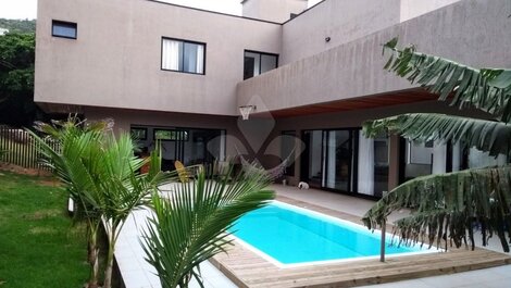 House for seasonal rental for up to 9 people in the Centro neighborhood in Garopaba/SC