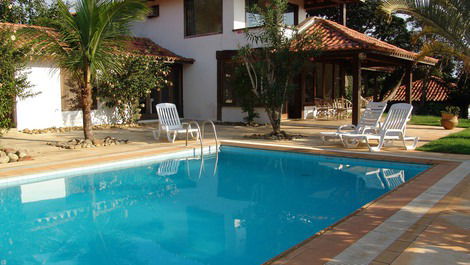 Fachada e piscina