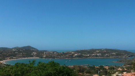 Vista da praia da ferradura e mar