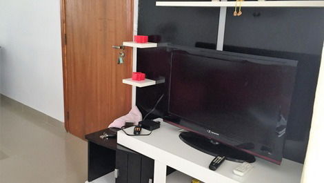 Sala com 2 ambientes com tv e wi-fi