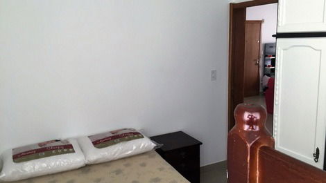 Quarto 01 com cama de casal, beliche e ar