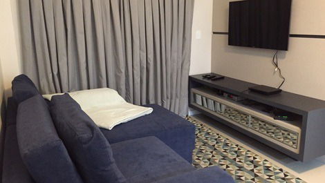 Sala com 2 ambientes com tv e wi-fi