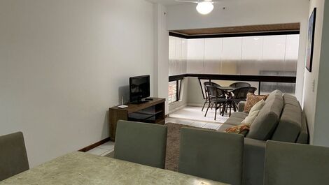 Sala com 2 ambientes com tv e wi-fi