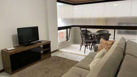 Sala com 2 ambientes com tv e wi-fi