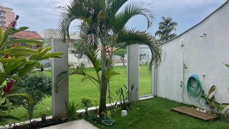 Excelente Geminado, 2 quartos com AC, WI-FI, 400m do mar, garagem