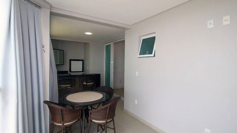 Sala com 2 ambientes com tv e wi-fi