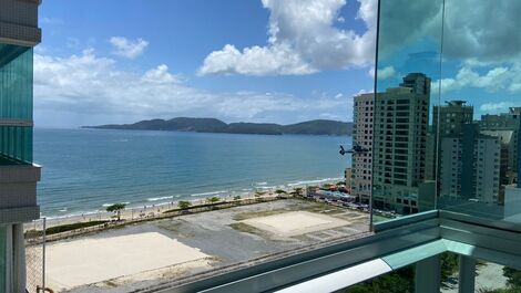 Vista da sacada para o mar