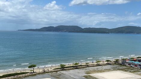 Vista da sacada para o mar