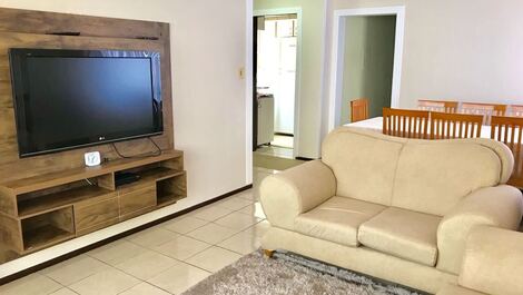 Sala com 2 ambientes com tv e wi-fi