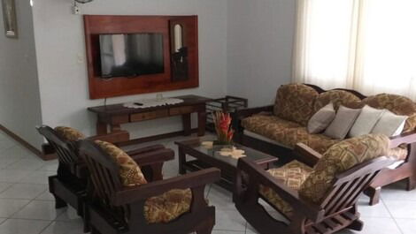 Sala com 2 ambientes com tv e wi-fi