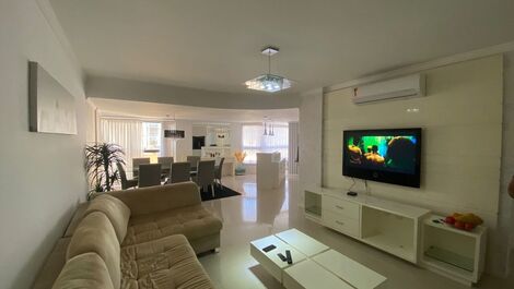 Sala com 3 ambientes com tv, churrasueira e wi-fi